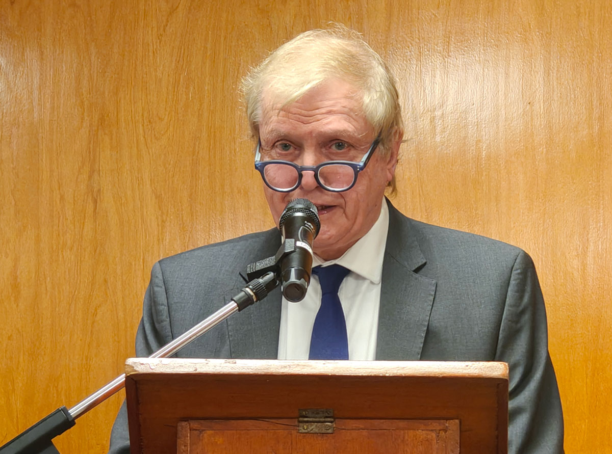 El Dr. Franco Tirelli en la UB