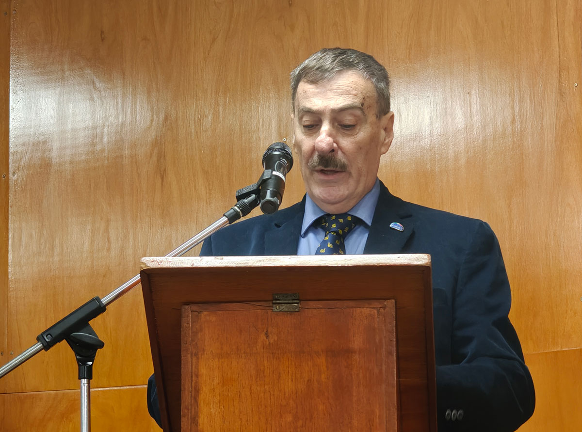 El Dr. Franco Tirelli en la UB