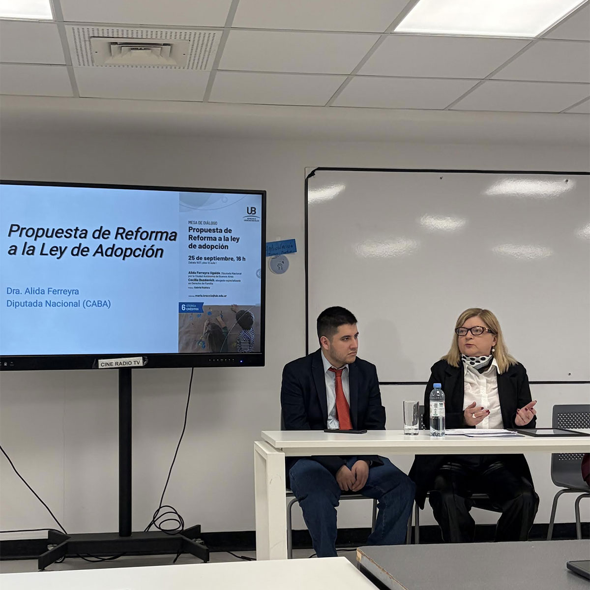 Se debatió en la UB la propuesta de reforma a la ley de adopción