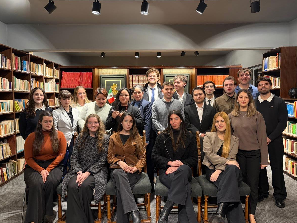 Estudiantes de Relaciones Internacionales participaron de una visita académica a la Embajada de México en el marco del programa Diplomacia UB