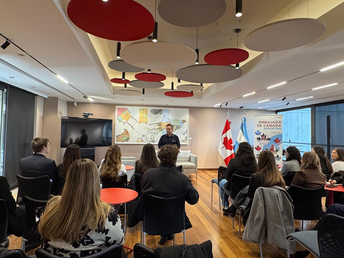 Estudiantes de Relaciones Internacionales visitaron la Embajada de Canadá en el marco del programa Diplomacia UB