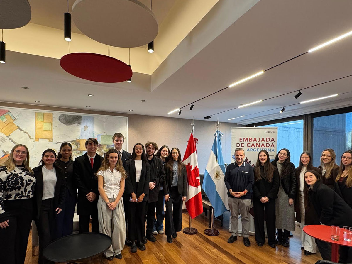 Estudiantes de Relaciones Internacionales visitaron la Embajada de Canadá en el marco del programa Diplomacia UB
