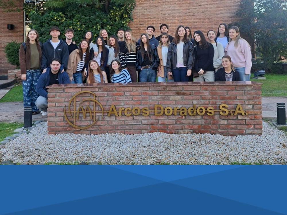Estudiantes de Relaciones Públicas se capacitan con el equipo de Comunicación Corporativa de Arcos Dorados